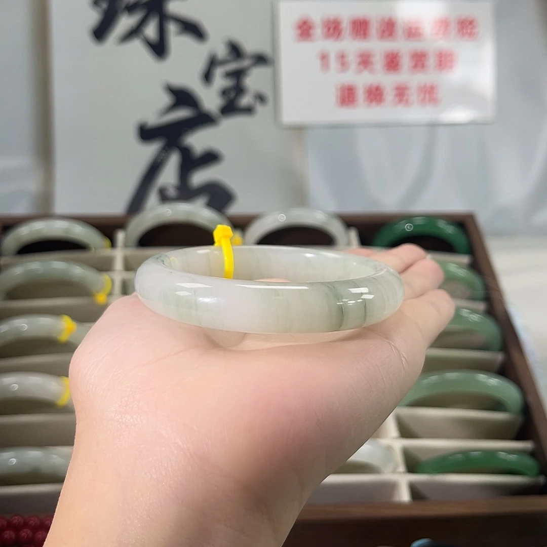 青***春石英质玉未镶嵌手镯