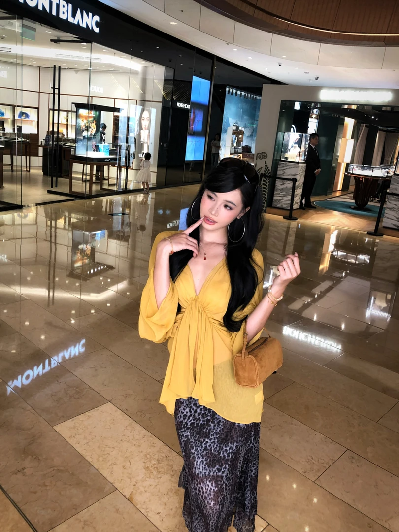 小众慵懒风V领姜黄色褶皱上衣女+豹纹弹力不规则松紧半身裙