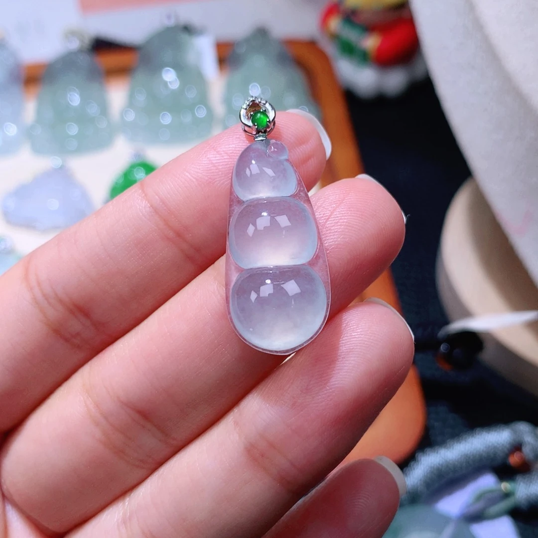 颈饰18K金镶嵌翡翠福豆