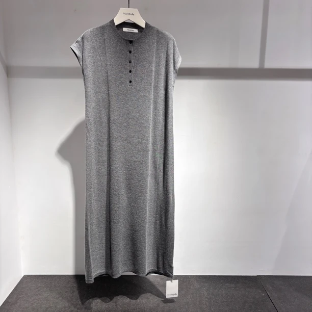 气质时尚纯色立领百搭慵懒宽松遮肉显瘦针织茧型无袖连衣裙