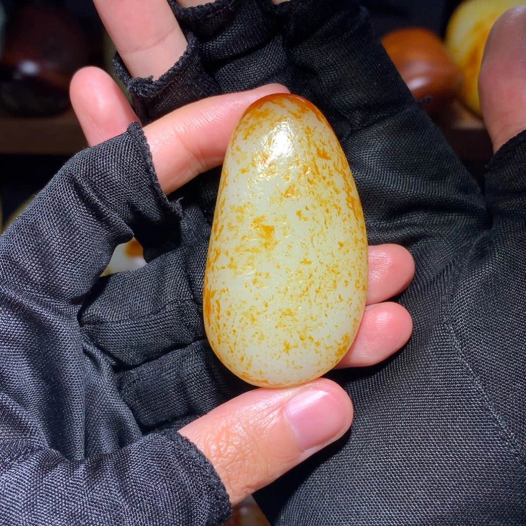 小***年和田玉未镶嵌颈饰