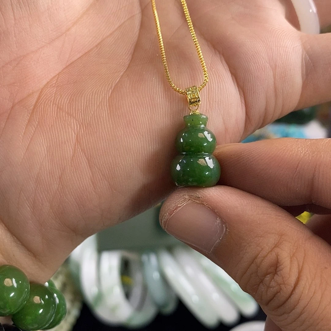 和田玉未镶嵌颈饰葫芦