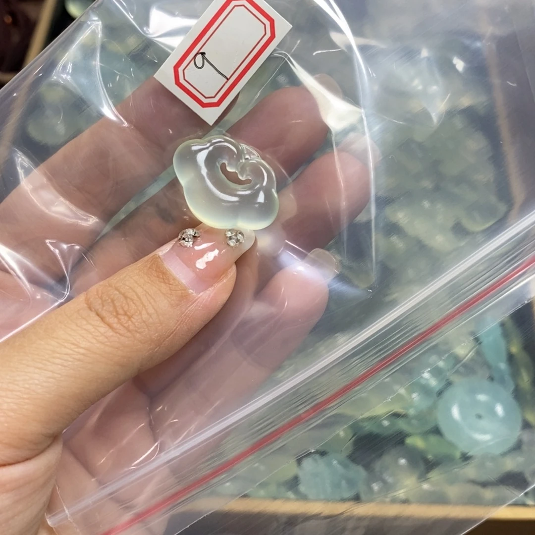 岫玉颈饰未镶嵌香**子