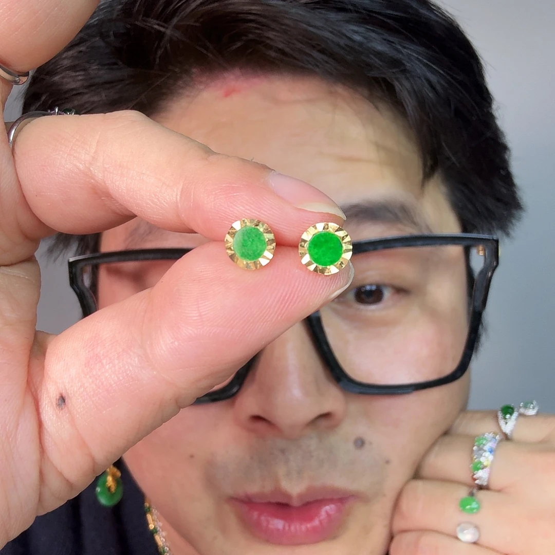 翡翠未镶嵌颈饰一对