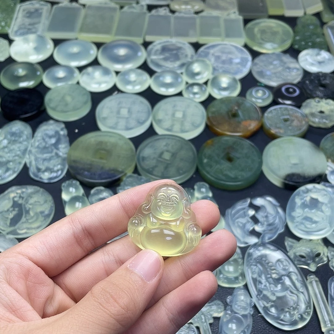 岫玉未镶嵌颈饰佛公