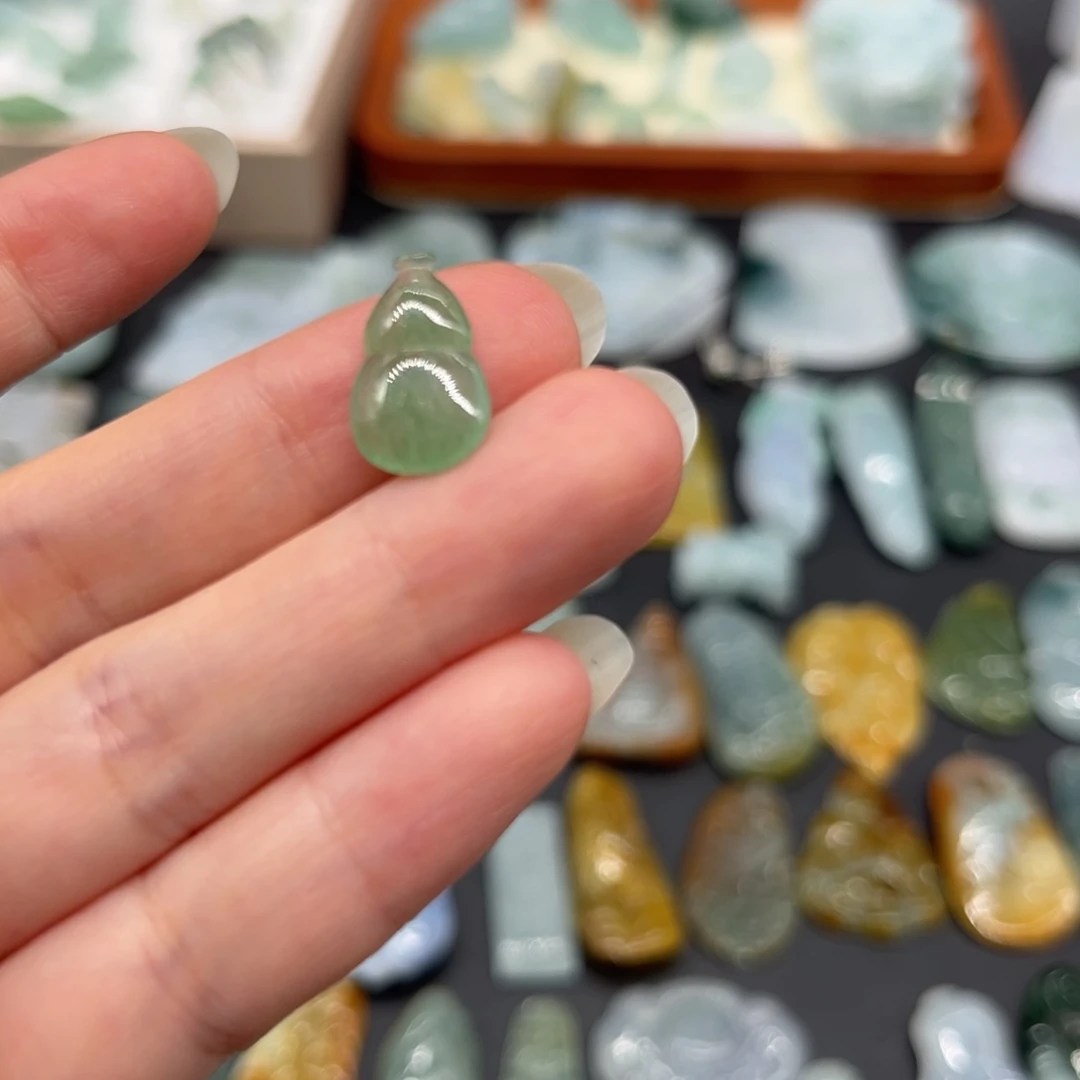 翡翠未镶嵌颈饰葫芦