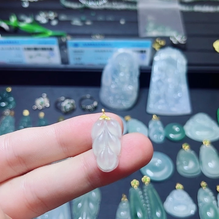 翡翠18K金镶嵌颈饰翡翠