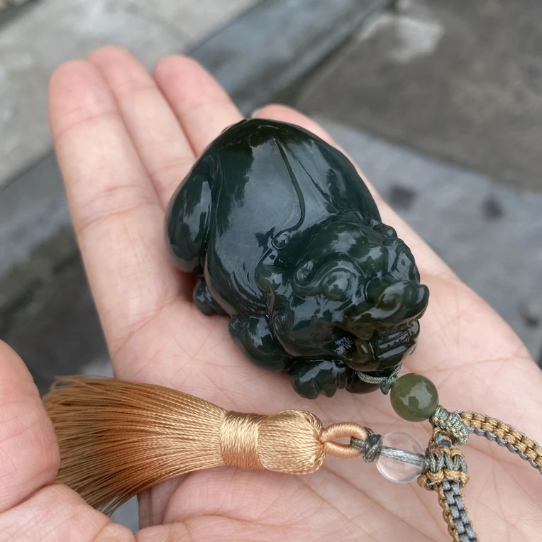 和田玉手把件貔貅