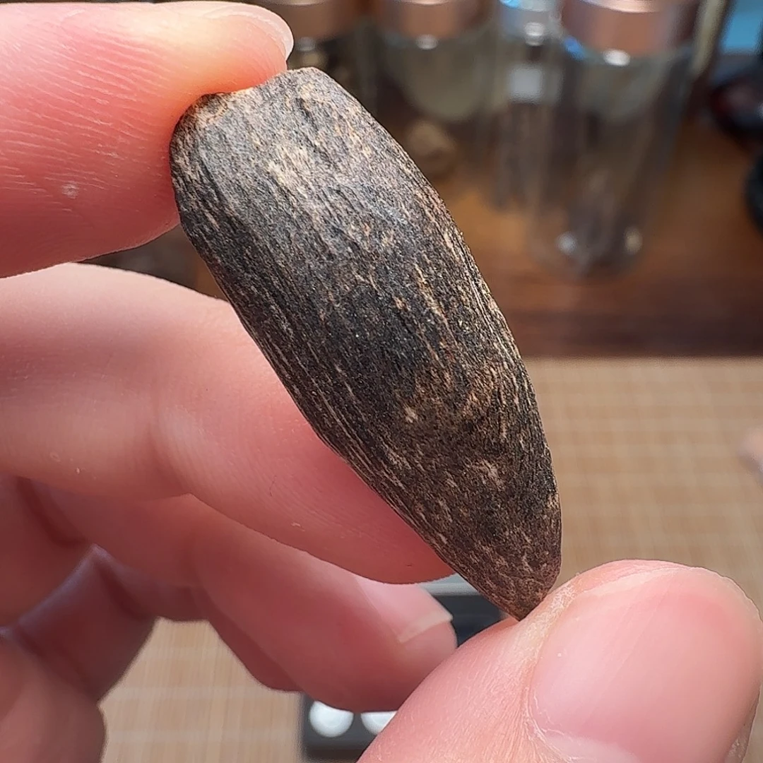 沉香1.11g香港大屿山棋韵瓜子