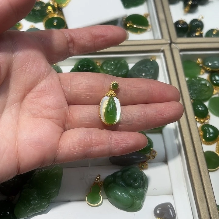 和田玉颈饰18K金镶嵌名***风