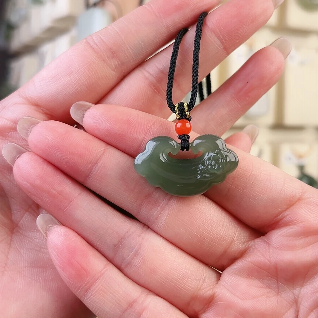 打***人和田玉未镶嵌颈饰