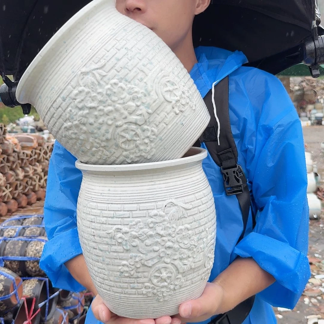 紫砂花盆口19高23（两个白色花车