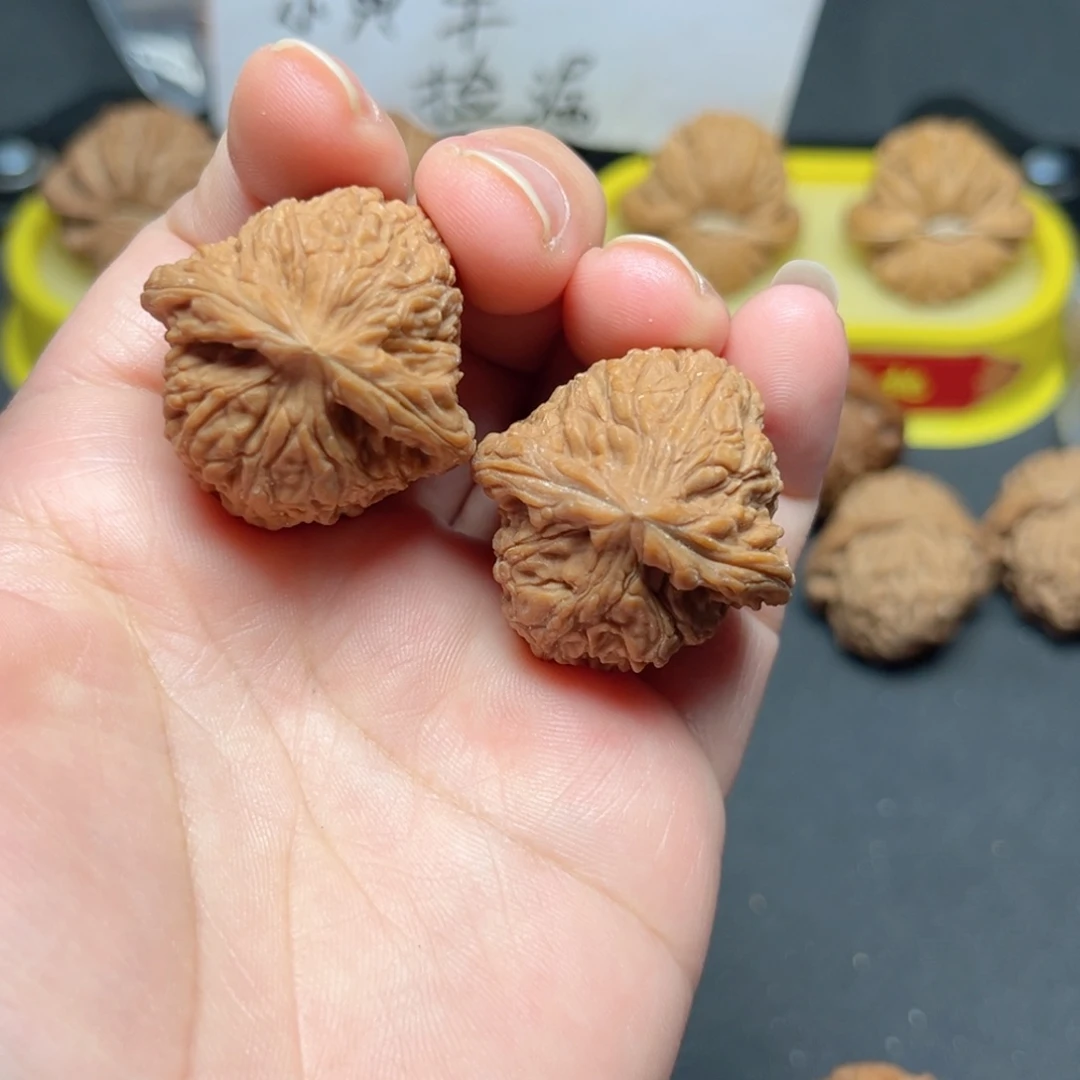 文玩核桃一物一拍31尺小南疆身有黄，不介意拍