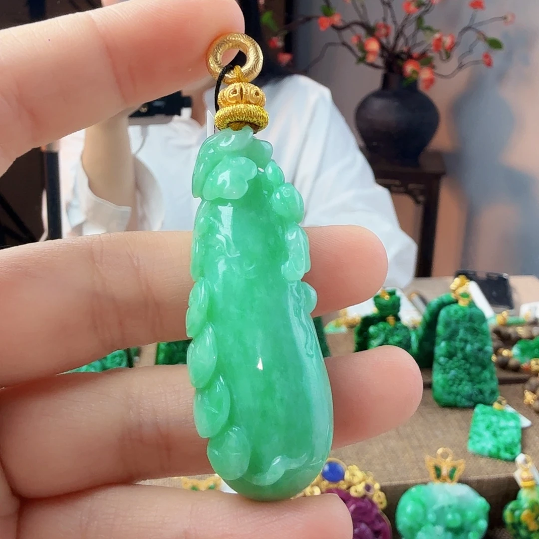 翡翠未镶嵌吊坠(赠链)