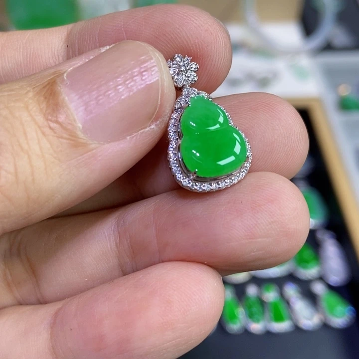 翡翠18K金镶嵌颈饰