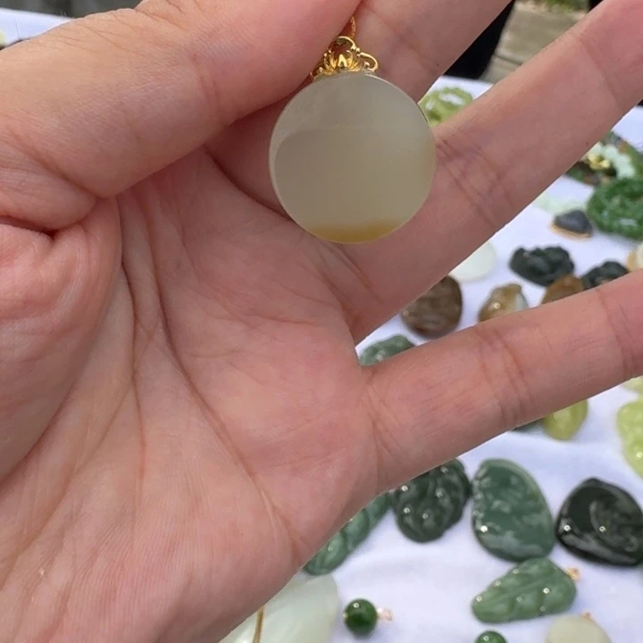 颈饰18K金镶嵌和田玉