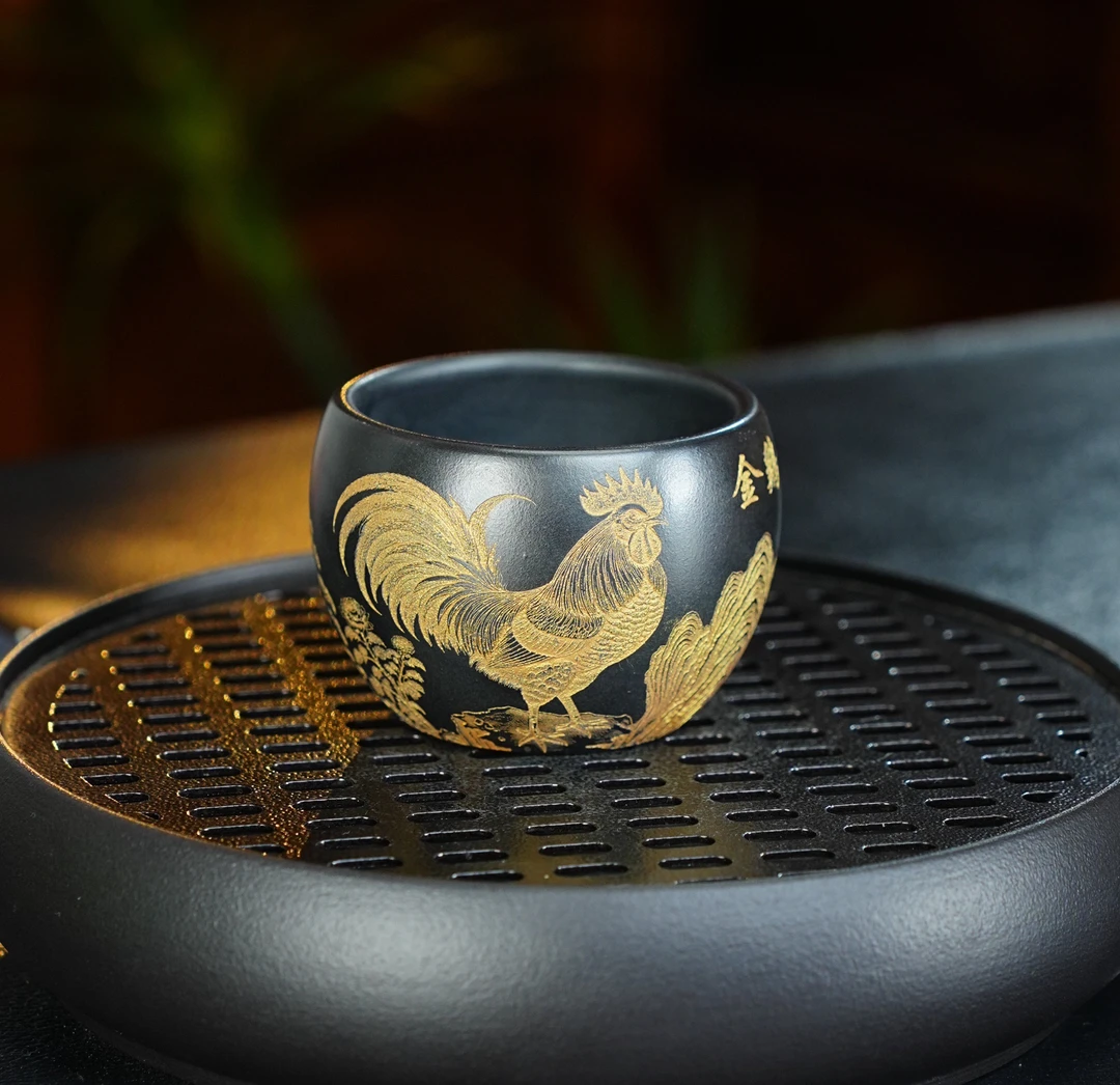 031 宜兴全手工紫砂茶具原矿石黄泥料鎏金刻绘金鸡报晓紫砂主人杯