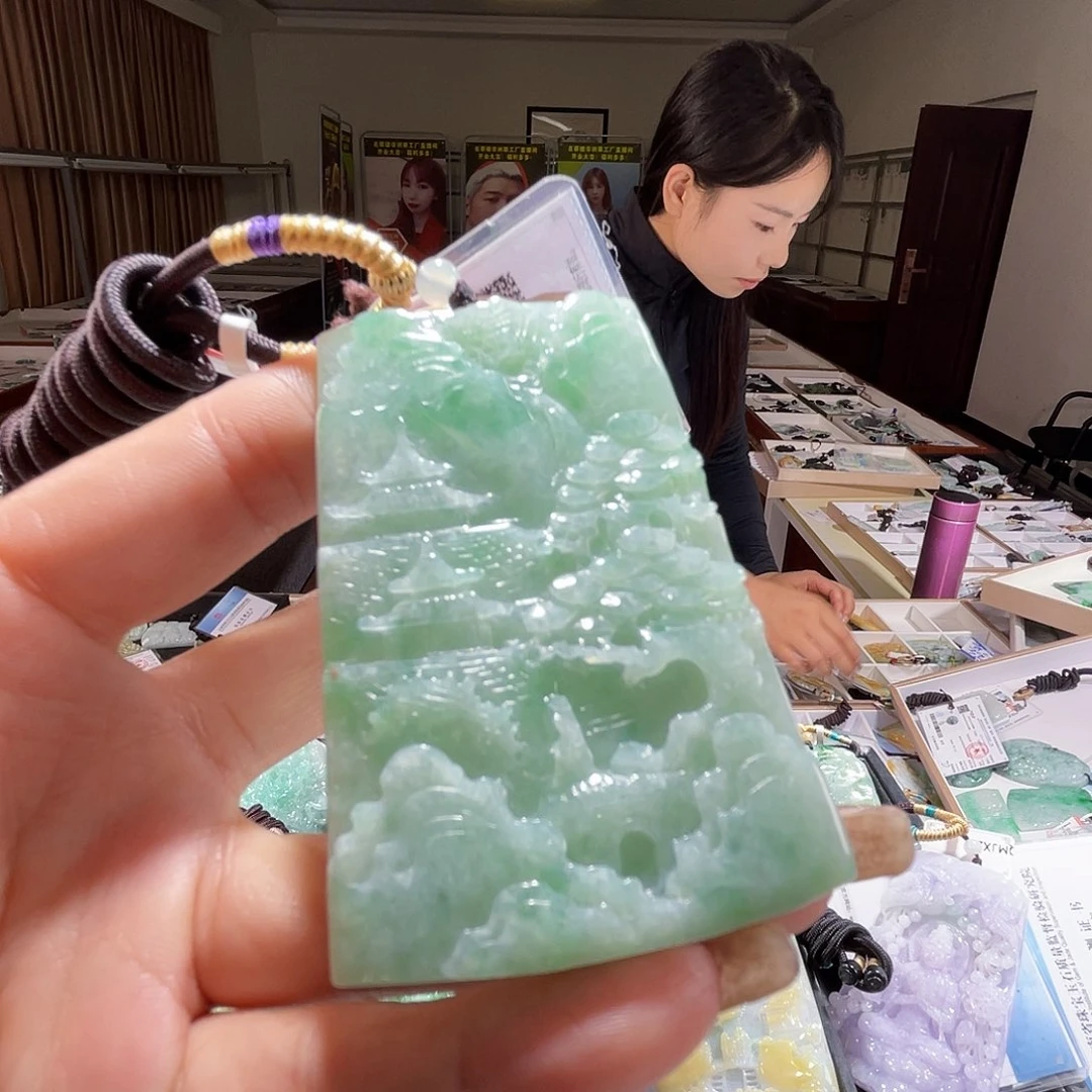 翡翠未镶嵌颈饰一