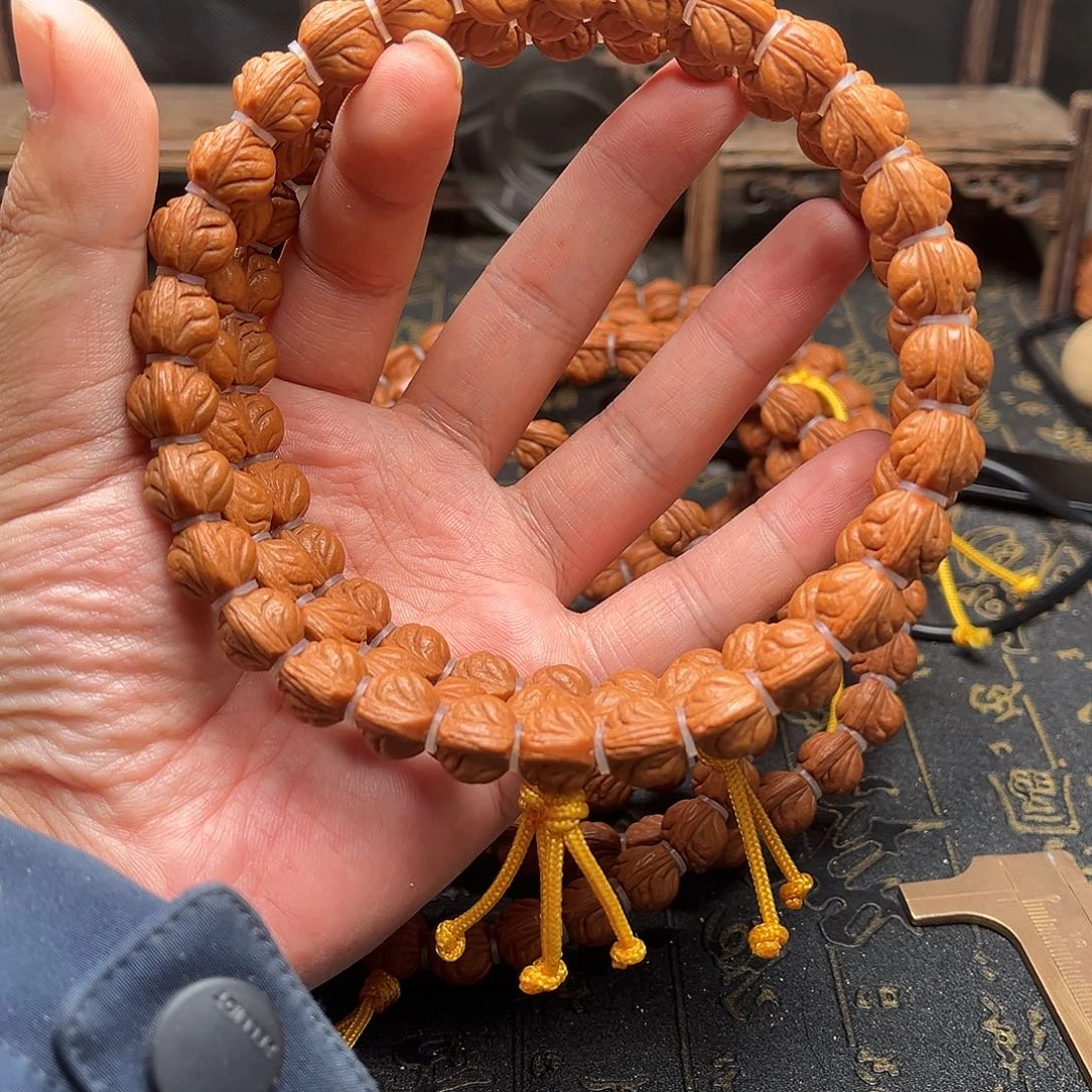 吊坠桃核玉龙手持