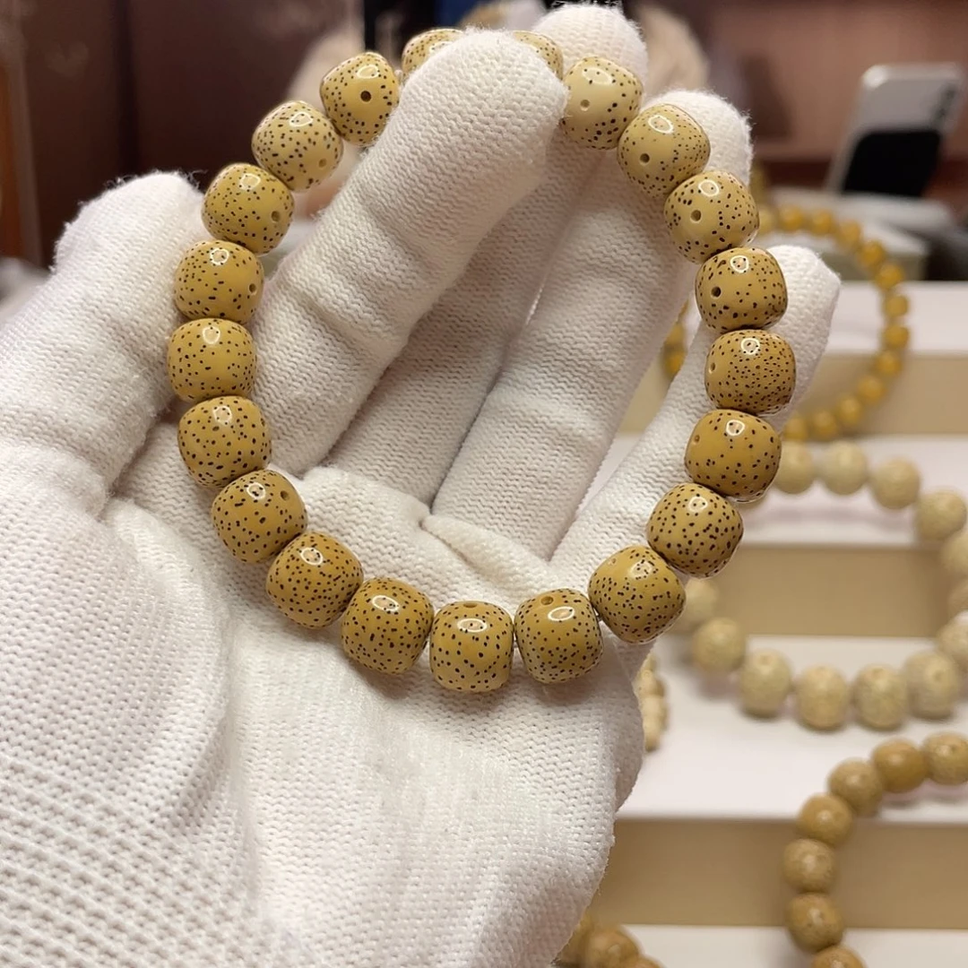 吊坠星月菩提11/10鸡油黄双留白针尖星