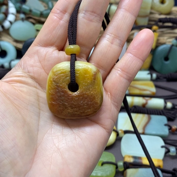 神***妞蛇纹石玉未镶嵌挂件