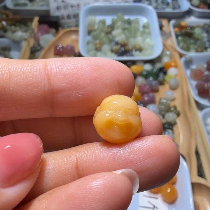 和田玉未镶嵌珠宝半成品有裂