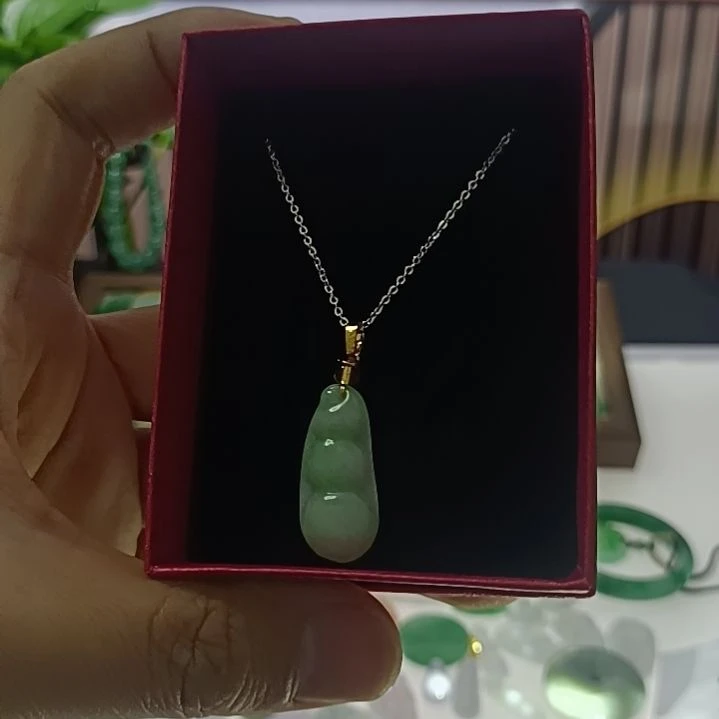 翡翠未镶嵌颈饰费费