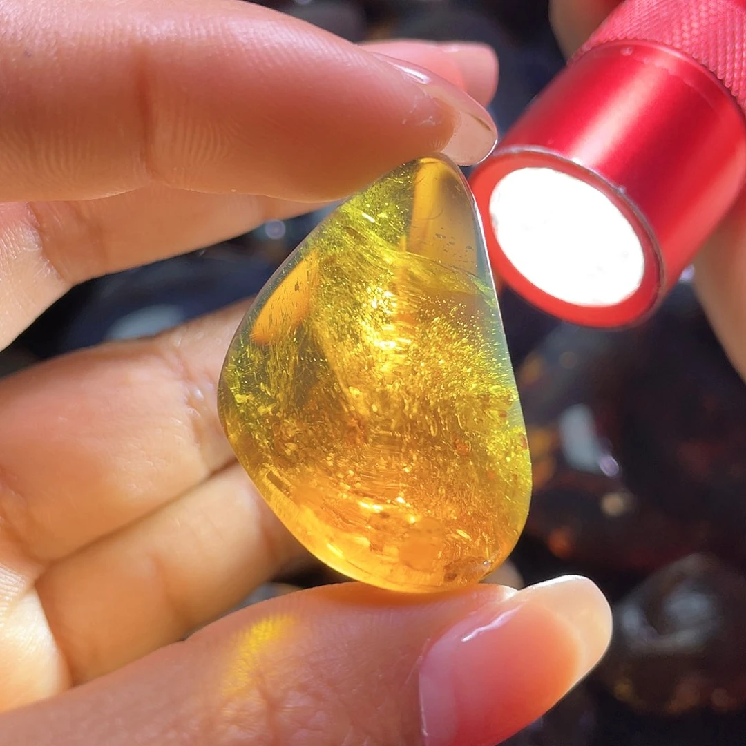 琥珀裸石未镶嵌？