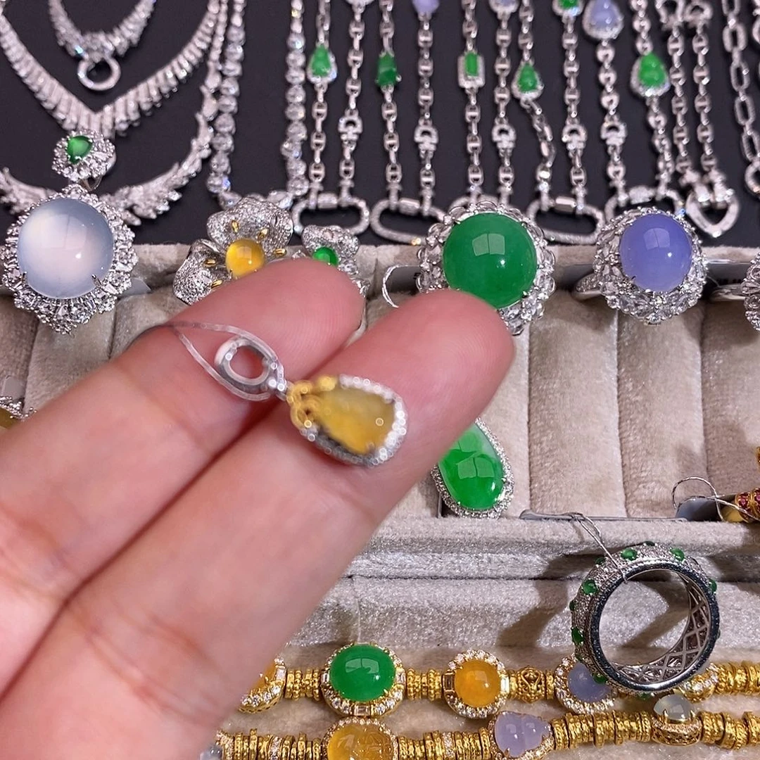 翡翠18K金镶嵌颈饰