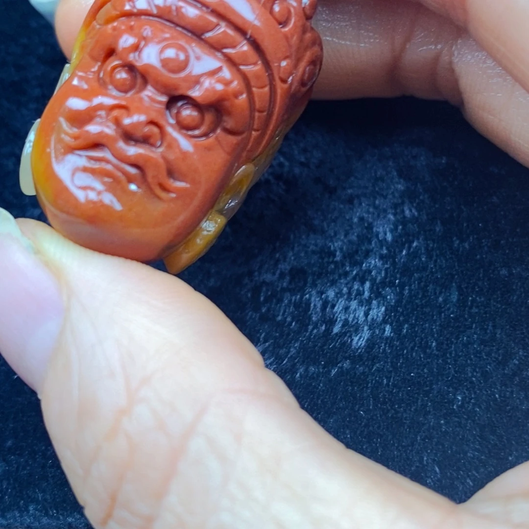 未镶嵌石英质玉（黄龙玉）颈饰
