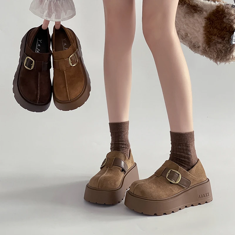 简约森系皮带扣百搭全包勃肯鞋女2025新冬厚底增高松糕鞋休闲单鞋