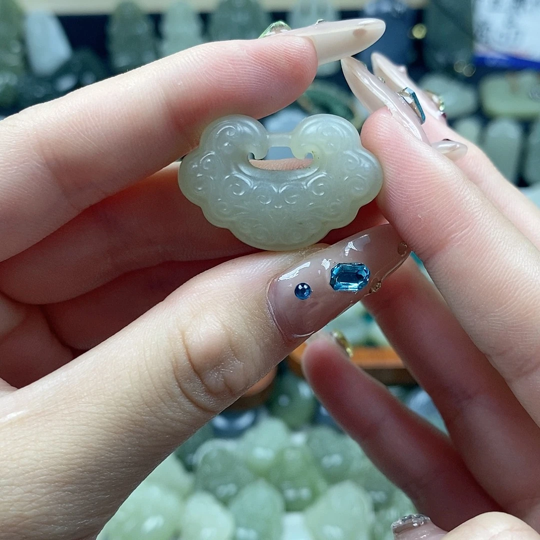 和田玉未镶嵌颈饰祥云锁