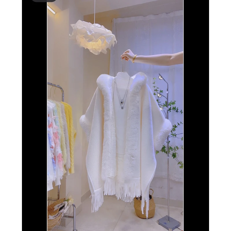 Ca2088白色加绒加厚连帽毛领斗篷披肩女中长款流苏毛呢大衣外套