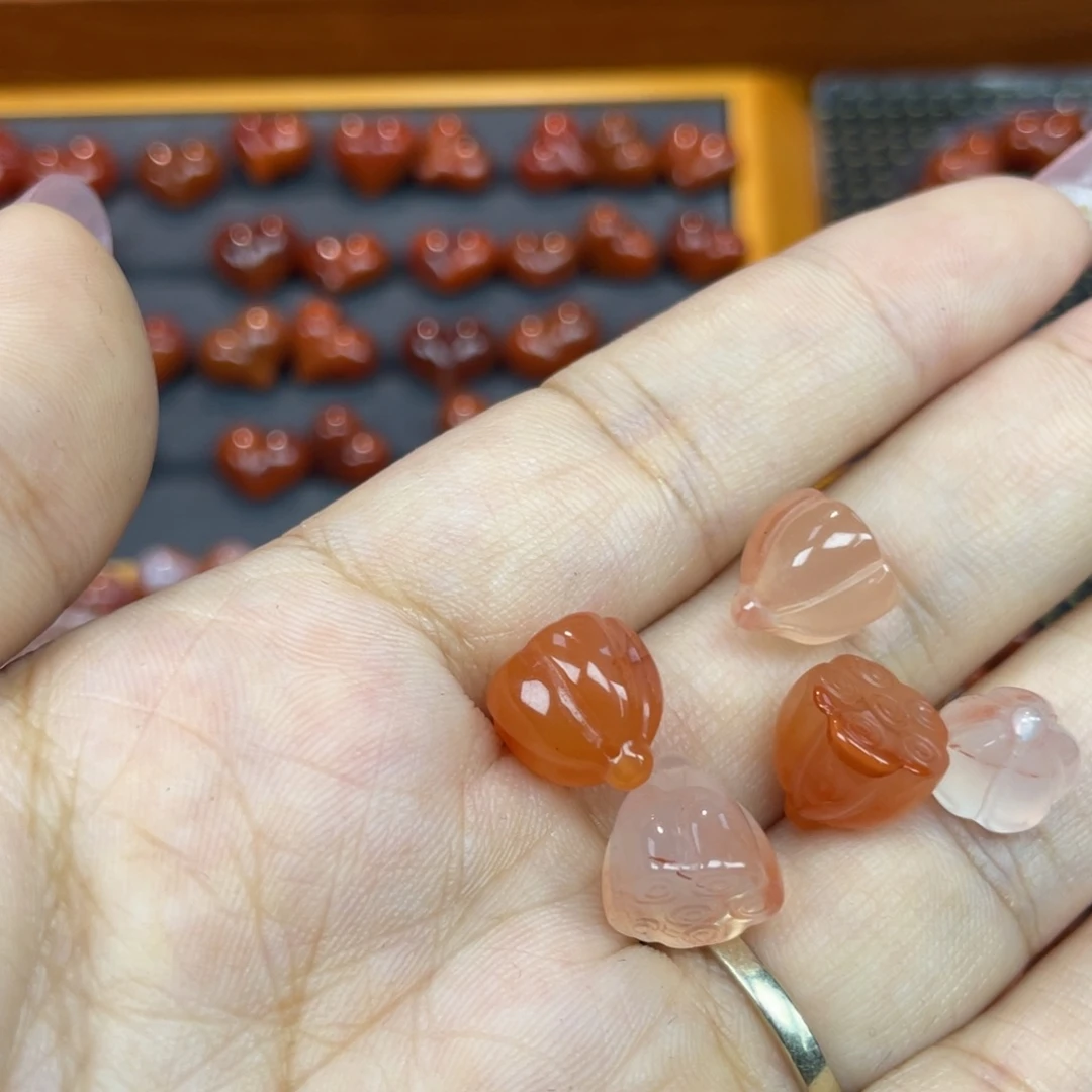 南红玛瑙未镶嵌颈饰莲蓬