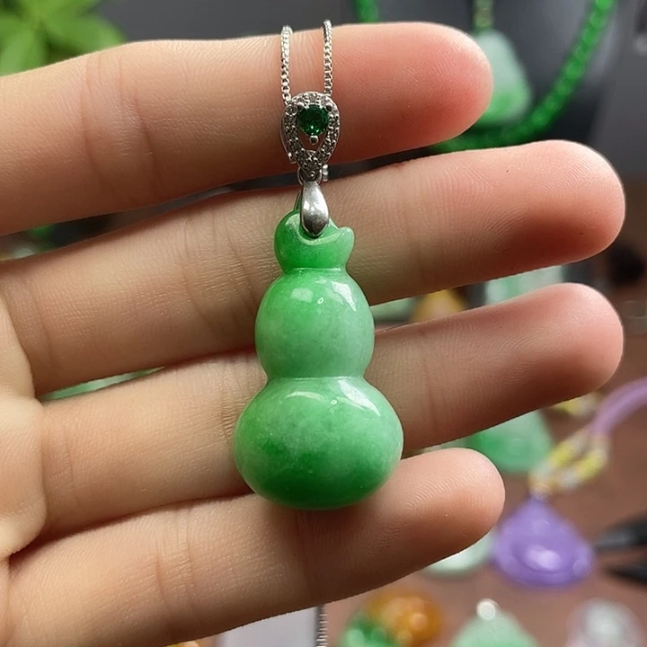 翡翠未镶嵌吊坠(赠链)