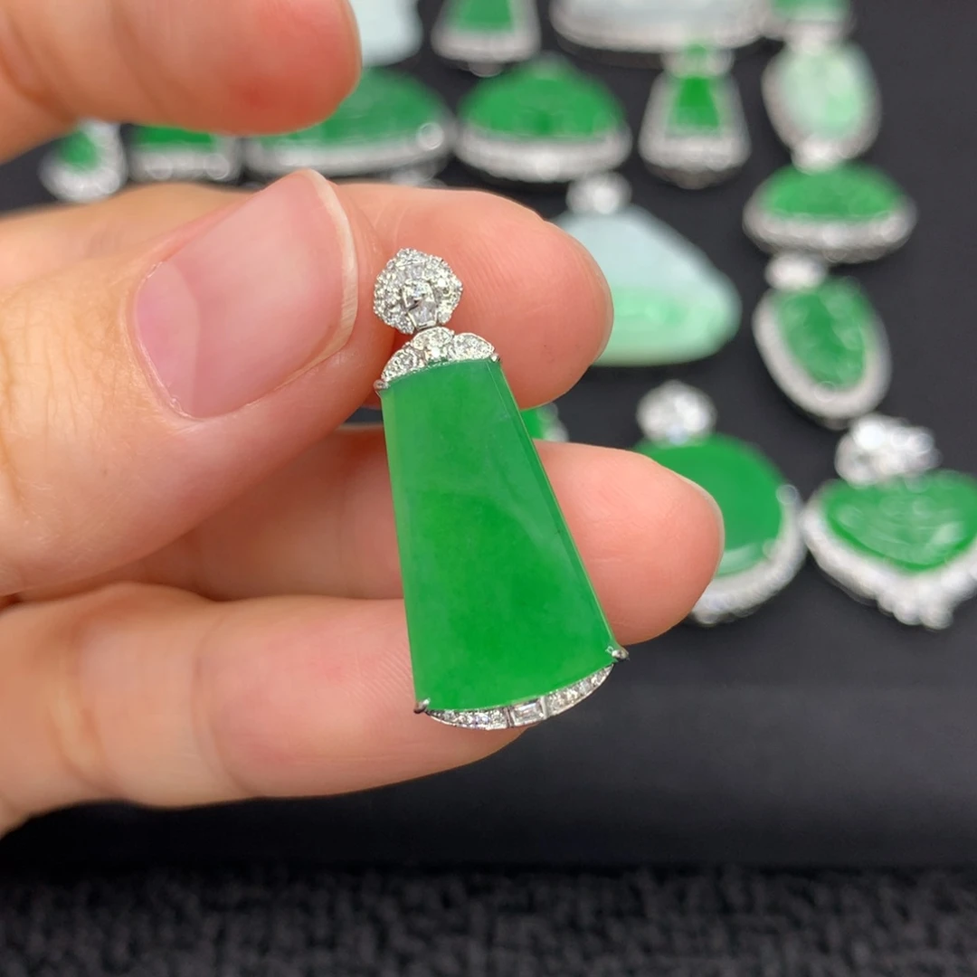 翡翠18K金镶嵌颈饰无事牌