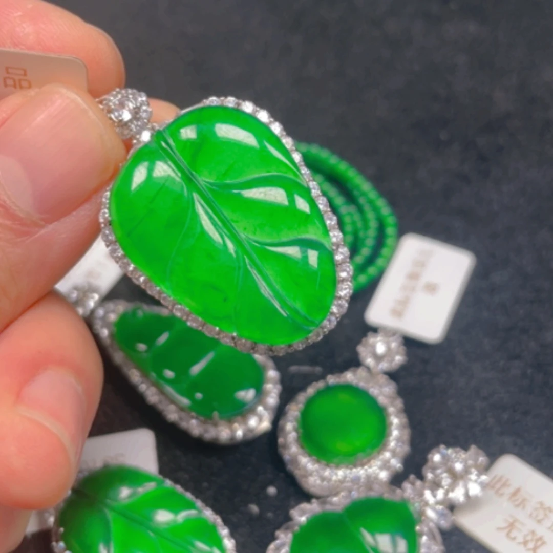 【闪购商品】颈饰银S925镶嵌翡翠吊坠