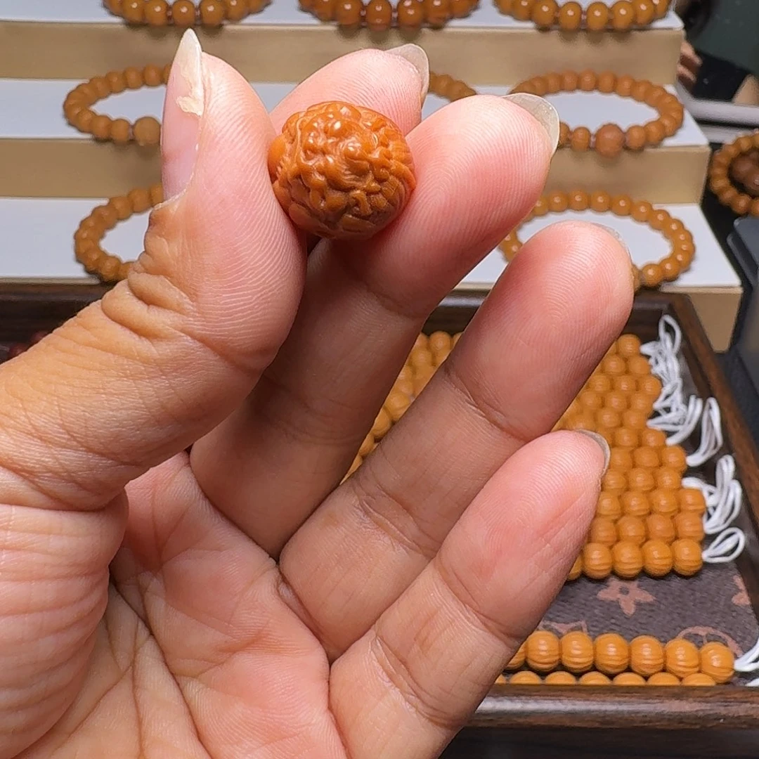 岳****手串猴头核桃皮球