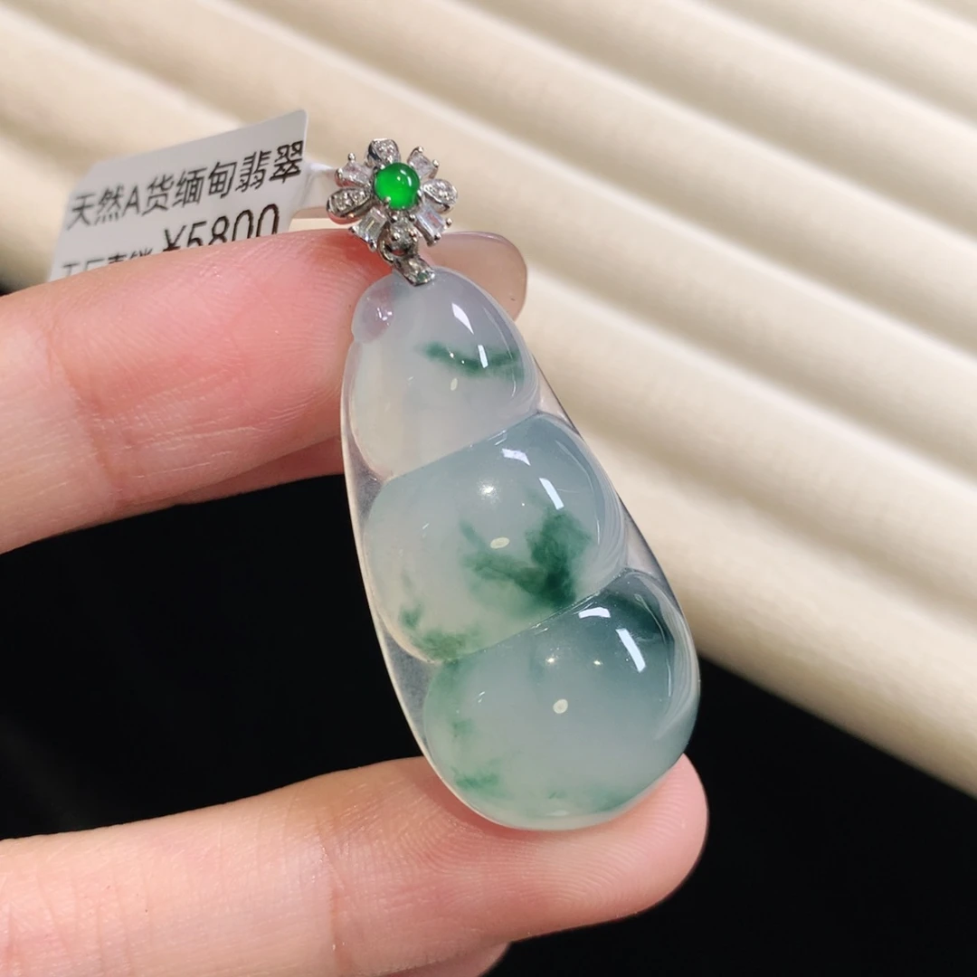 翡翠颈饰18K金镶嵌豆