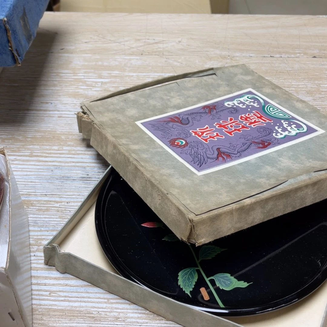 瓷片三**生密密麻麻地排列着一个