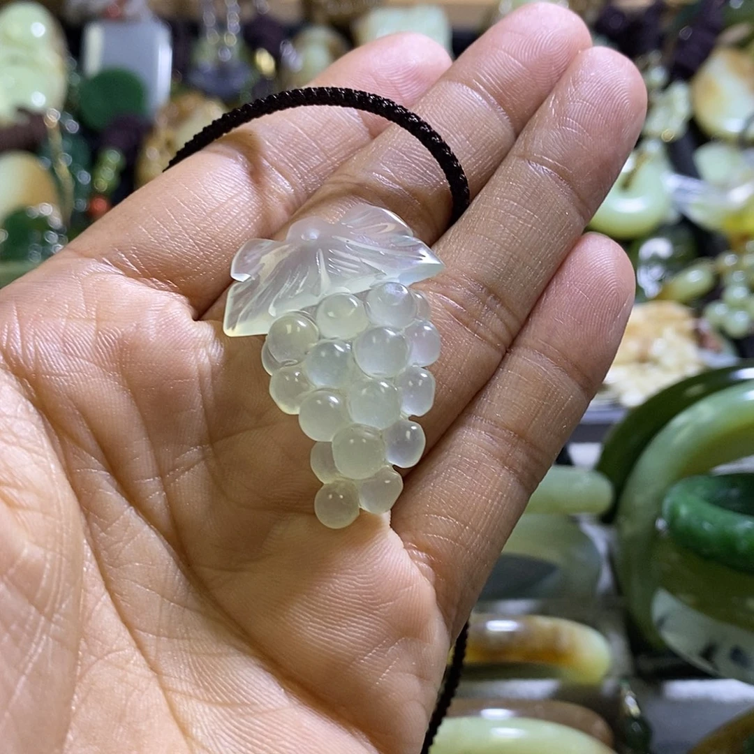 未镶嵌岫玉颈饰一个