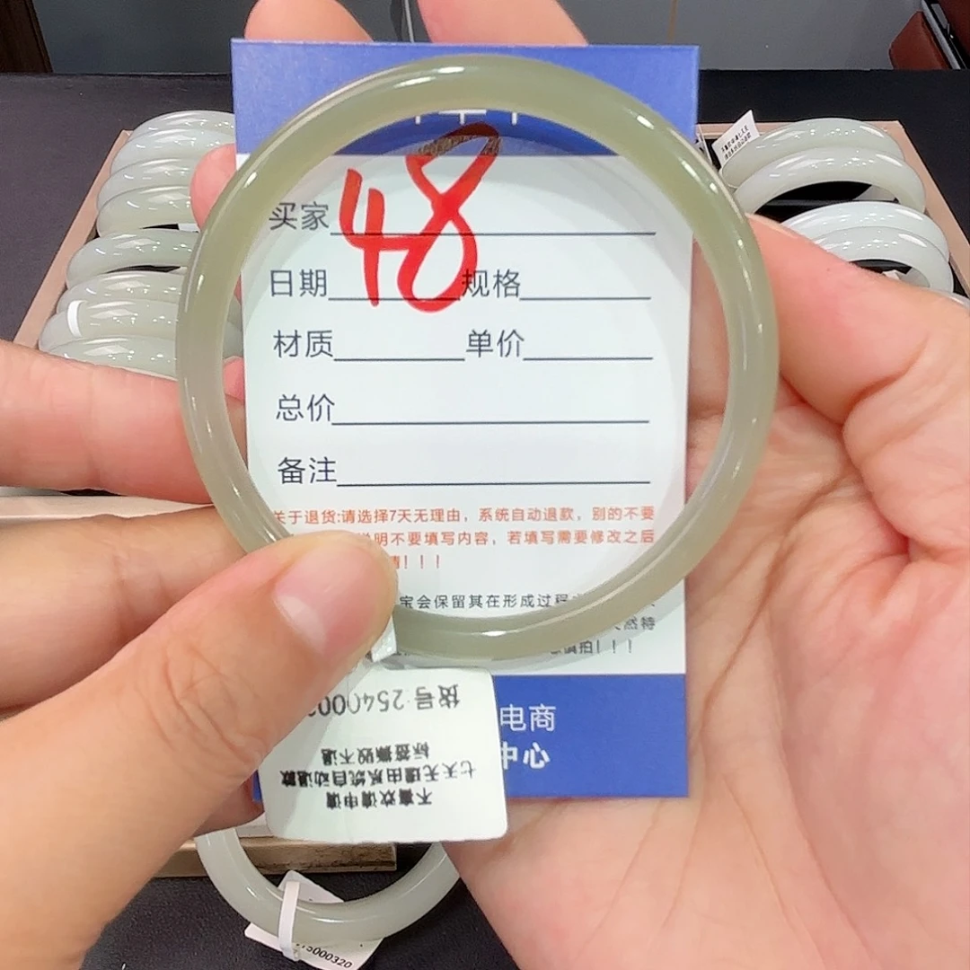 和田玉手镯未镶嵌花***。