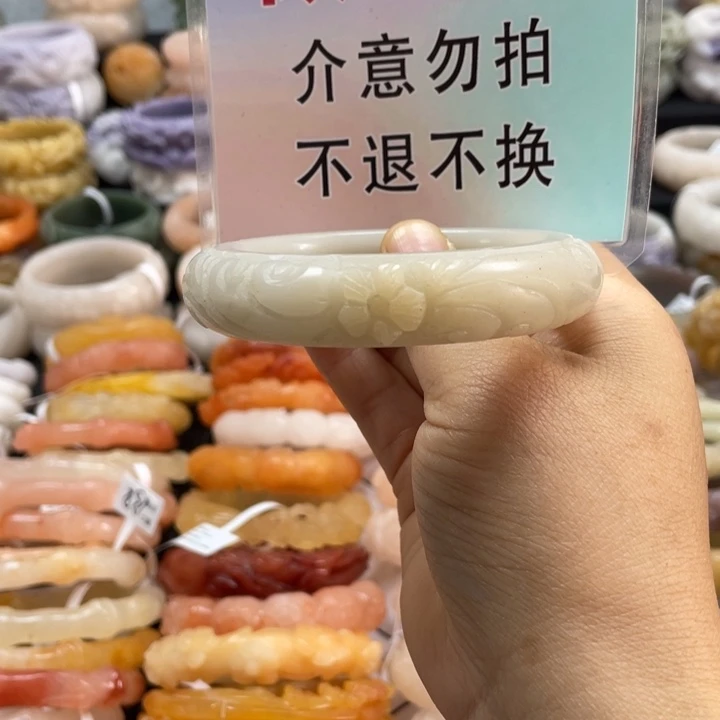 懒****石英质玉未镶嵌手镯