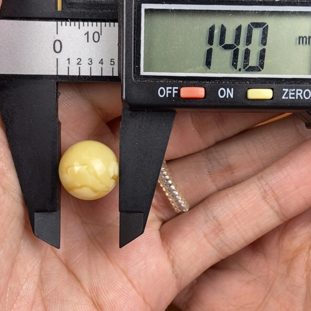 琥珀裸石未镶嵌周**好蜜蜡