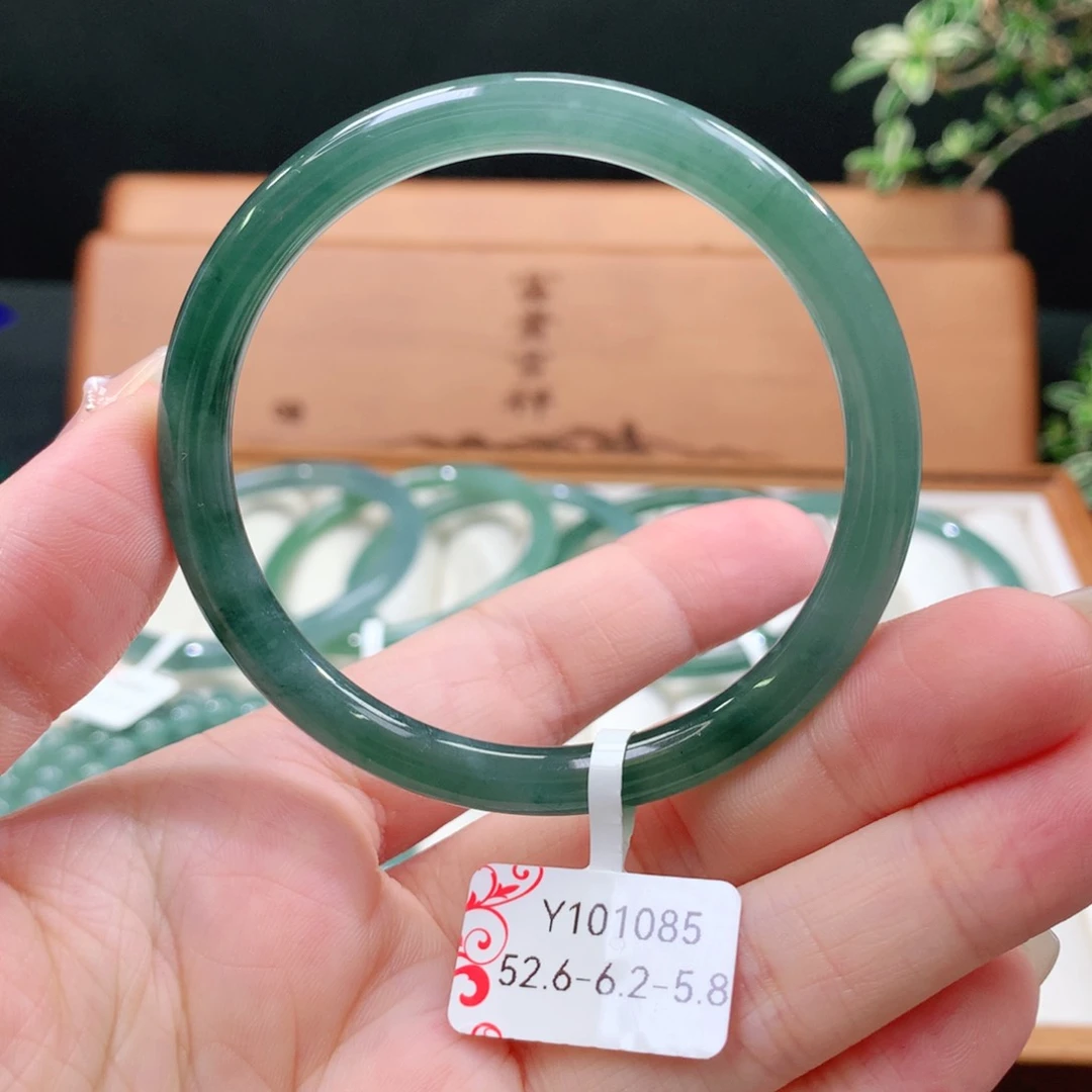 翡翠手镯未镶嵌天然