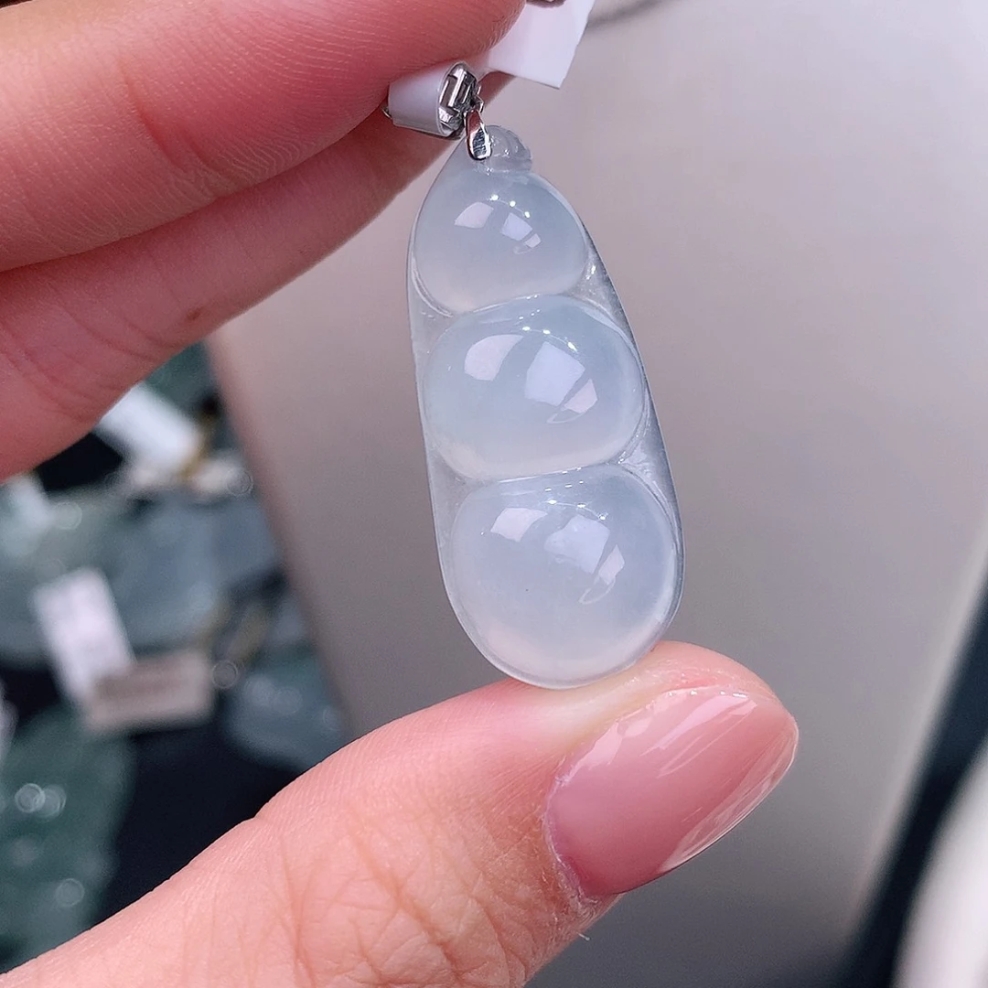 颈饰18K金镶嵌翡翠白底福豆