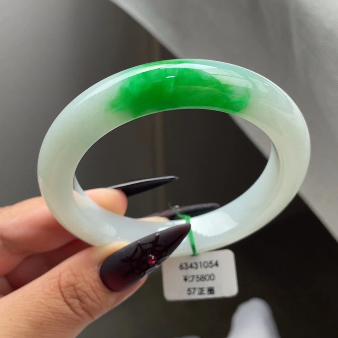 未镶嵌手镯翡翠一手）辣阳绿白底青正圈手镯，强烈推荐有包容