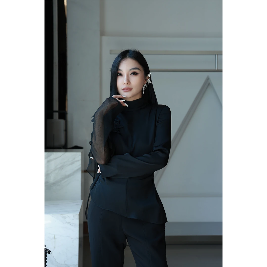 【妙妙精选】HUANGNAJI高领花边时尚气质设计感撞料上衣6381