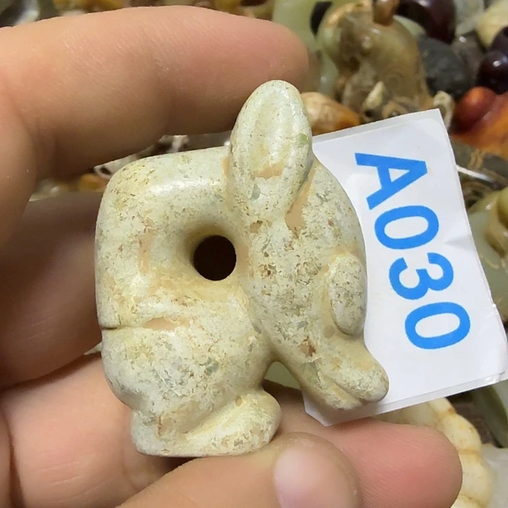 透闪石-蛇纹石玉未镶嵌颈饰