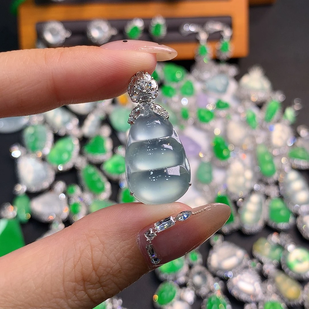 翡翠18K金镶嵌颈饰你***?豆子